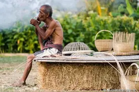 农村与城里的老人生活相差悬殊，农村的养老问题亟待解决图片