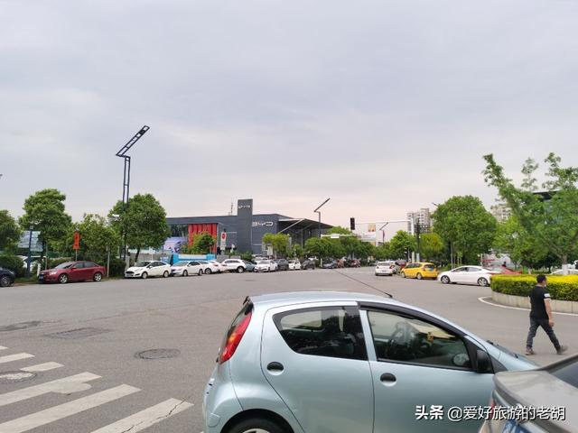 4公里的长沙道路，双向四车道变停车场，100多家汽车4S店齐聚在此