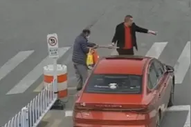 监控拍下的暖心一幕，还有后续！图片