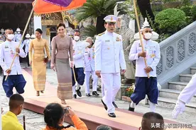 泰国国王为玉佛换热季新装图片