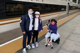 郭晶晶带娃乘高铁出游，打扮低调大赞祖国文化，让孩子爬华山被夸图片