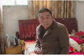 养女人赌博败光家产，年老中风不忘喝酒打牌，为生活费和儿子闹翻图片