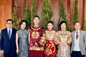 何超莲窦骁新婚后首露面，跷二郎腿贴脸热聊，坐地铁出行接地气图片