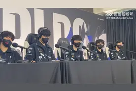 T1赛后采访-Faker：Deft非常有资格捧起奖杯祝贺他图片