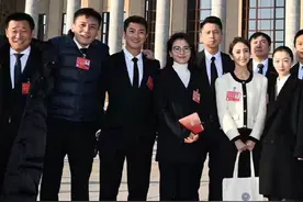 两大“央视脸”同框！刘涛穿西装开会超干练，佟丽娅走小香风绝美图片