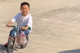 姑姑回娘家，小侄子激动得跑小卖部买零食招待：奔来的一幕太帅了图片