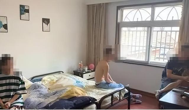 江苏一“鸭店”被捣毁，嫖客竟全是女的，最小嫖客才25岁