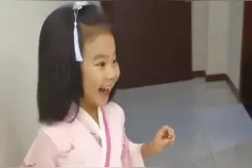 王楠女儿穿汉服害羞甜笑，摘掉丝巾秒变女汉子，爸爸：大清早吓人图片