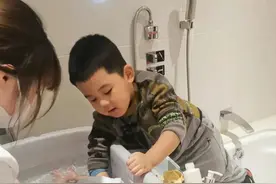 李小萌王雷太会教：大儿子给弟弟洗澡超有爱图片