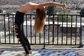 拜日式，最经典的瑜伽体式序列，重复练习好处多多！图片