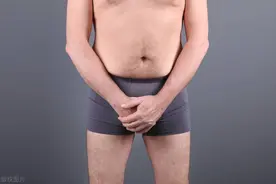 男子阴囊突然疼痛，就诊时家属偷偷录音，医生3句话制止家属行为图片