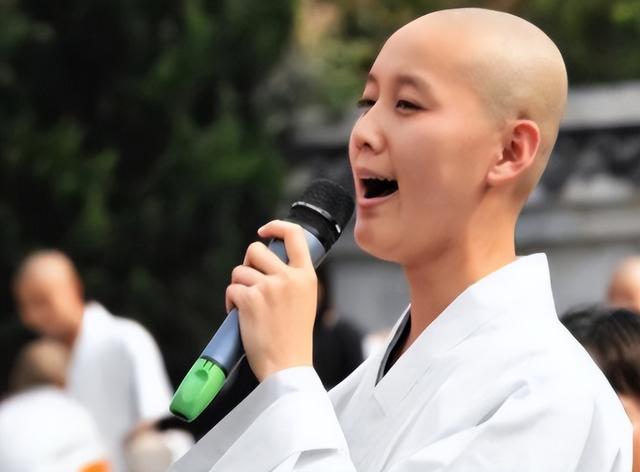 搔首弄姿，与游客寻欢作乐五台山美貌“尼姑”为何能如此放肆?
