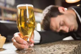 长沙一男子醉酒后呕吐、要求“输液醒酒”，医生：必须做CT！后查出脑出血图片