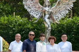 李玟雕像在武汉揭幕，银光闪闪像天使，86岁母亲戴黑手套到现场图片