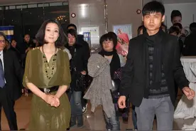 殷桃剪波波头太惊艳了，穿墨绿色连衣裙配波波头，年轻了10岁图片