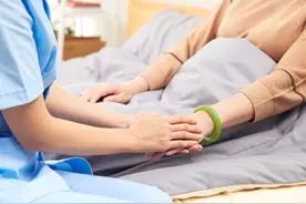 照顾长期卧床老人！这些护理小技巧值得收藏！图片