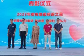 因为自己淋过雨，所以更想为别人撑伞！他17年坚持做了一件事图片