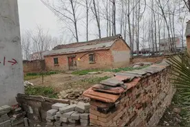 我家的房子50年快塌了，村里又不让扒掉建新房，该咋办？图片