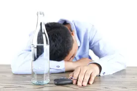 长期喝白酒能延年益寿，预防肿瘤？喝酒有害是假的？告诉你真相图片