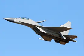 歼-16拦截美军侦察机，挑衅不成仅剩张嘴，解放军绝不惯着图片