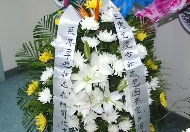 火葬场门口有一对联，上联：“早来晚来早晚都来”，下联真是绝了
