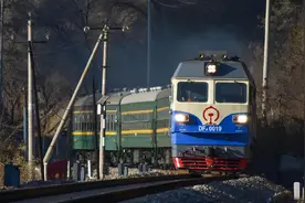 行走在悬崖峭壁间，阿坝州的第一条铁路图片