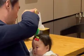 隔辈亲！河北一爷爷喝醉了拿着鞋刷给宝宝梳头，宝宝还一脸享受图片