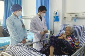 中西结合+精心照顾，八旬老人挺过“白肺”难关成功康复出院图片