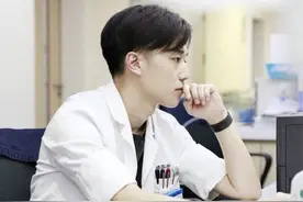 医学生课堂需要“模特”，男生自告奋勇上前，女生淡定围观图片