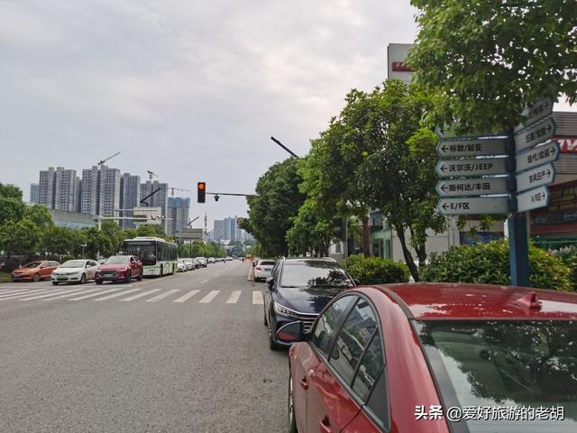 4公里的长沙道路，双向四车道变停车场，100多家汽车4S店齐聚在此