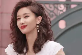 王子文的发型太有气场了，别看个子小，但泡面头真挺凌厉的图片