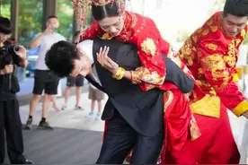 心疼！张常宁大婚，异母哥哥强忍“腰伤”，背着160斤妹妹上婚车图片