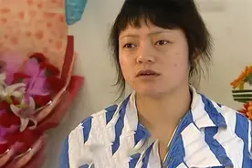 06年大巴侧翻，消防员救出重伤女导游，她告诉父母：恩人另有其人图片