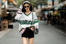 看街拍 学穿搭：9组基础款牛仔短裤 好看又好搭图片