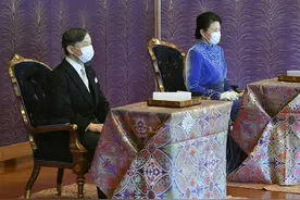 58岁雅子皇后终亮相，一袭高贵旧礼服惊艳众人，德仁黑发花白显老图片