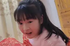 小学生连夜补寒假作业，被家长拍视频发到网上火了，被班主任看到图片