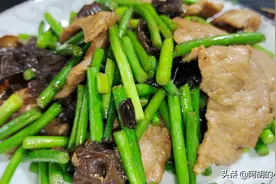 炒蒜薹，蒜薹千万别焯水！巧用一小招，脆爽入味，颜色碧绿不黑图片