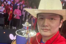 世乒赛单打颁奖，樊振东被奖杯盖打到头，礼仪小姐的帽子摘了下来图片