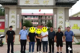 分离六年，郯城母子哭泣相拥图片