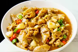 牛肉怎么炒才嫩？大厨教小炒牛肉家常做法，生炒不过油，鲜嫩不柴图片