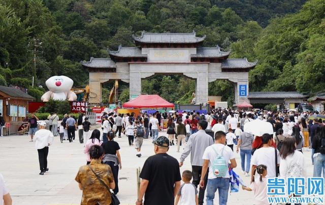 黔灵山公园又“人从众”