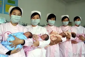 02年，河北孕妇拼死生下5胞胎，含辛茹苦把5胞胎养大，如今后悔了图片