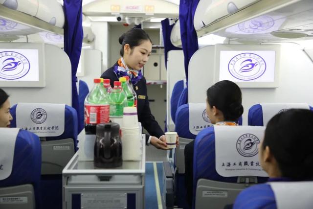 揭秘！空姐空少是如何“炼”成的？