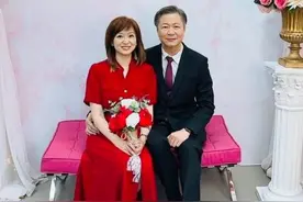 52岁知名主持人与64岁教授登记结婚！甜蜜婚照曝光，两人均是二婚图片
