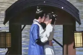 吻戏怎么拍？导演上阵，人群围观，真的很尴尬图片