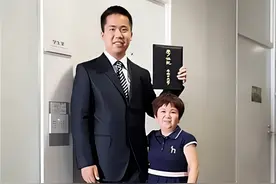 “袖珍妈妈”冒险产子，1米8儿子22岁硕士毕业，羡煞众人图片