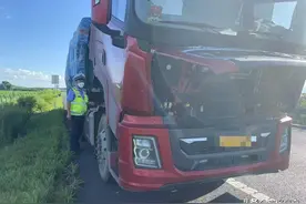 高温炙烤，车辆在高速行驶水箱容易“开锅”，敦化高速公路巡逻民警热心救助多起车辆图片