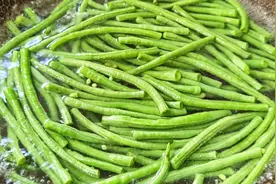 三伏天，吃黄瓜、苦瓜，别忘了吃豇豆，鲜嫩营养，凉拌消暑又开胃图片