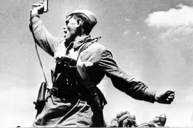 “同志们，冲啊！”俄军武直掠过卢甘斯克纪念碑，人物竟是指导员图片