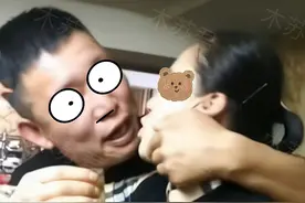 重庆男子参加同学聚会，深情献吻女同学，网友：老婆不在就这样图片
